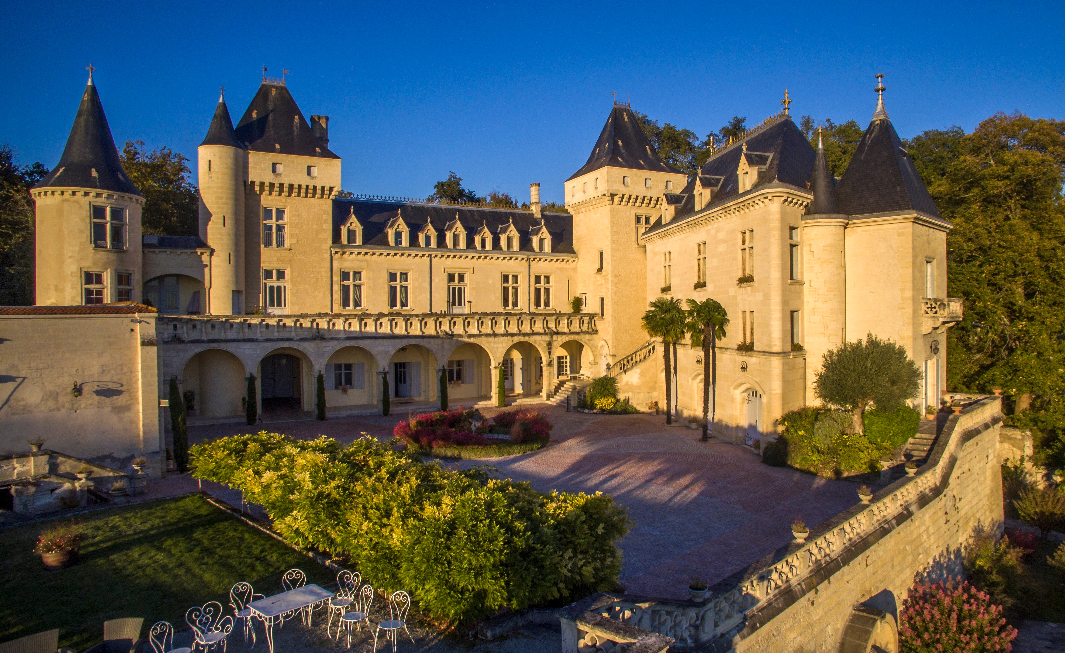 Résultat de recherche d'images pour "chateau la riviere"