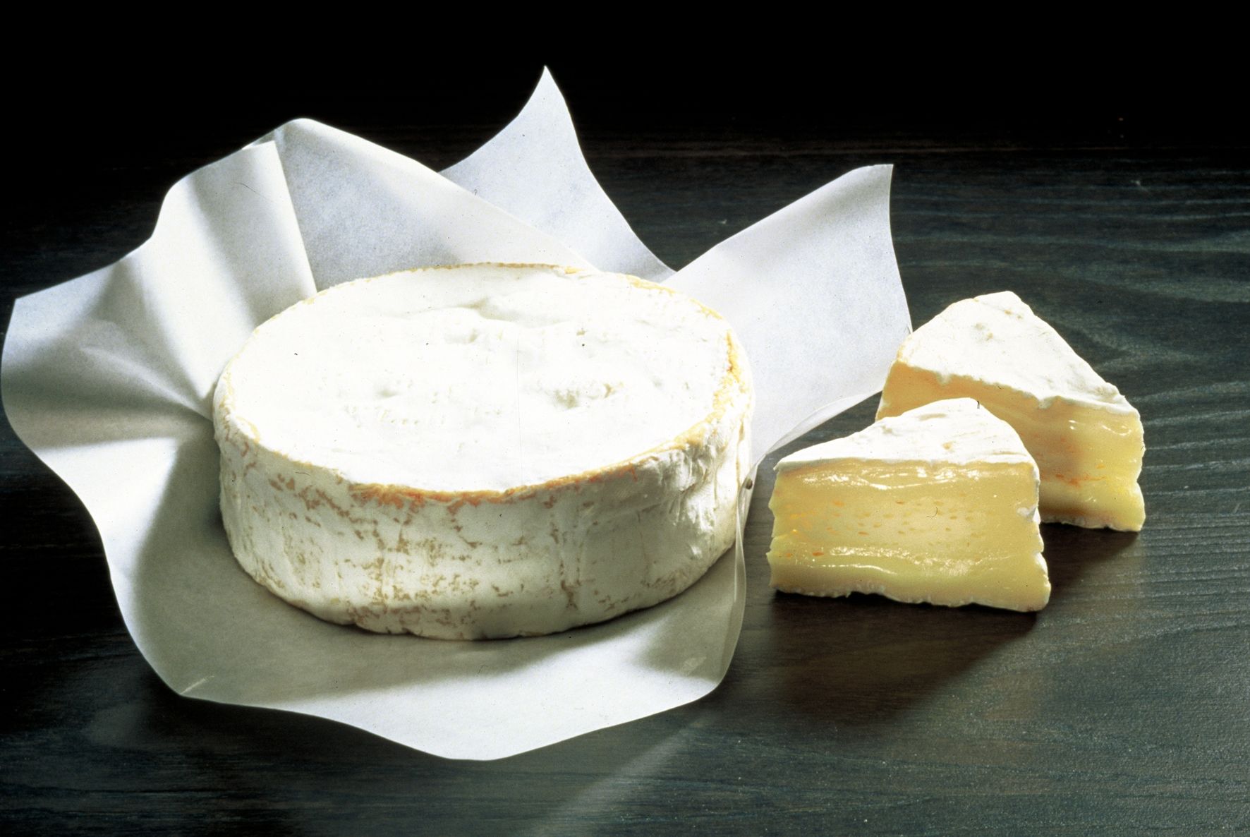 Почему сыр в холодильнике. Бри де Фамиль сыр. Сыр камамбер. Камамбер де Фамиль. Camembert | камамбер.