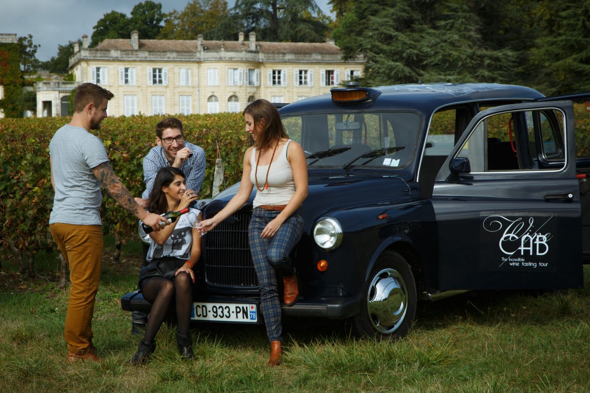 When passing Bordeaux vineyards in an English taxi, why not go by wine cart?  – Explore Bordeaux vineyards in English taxi, why not in the wine cabin?