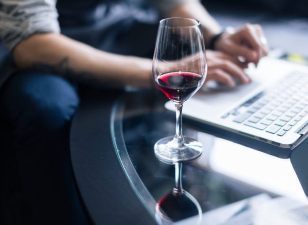main ordi, avec verre de vin