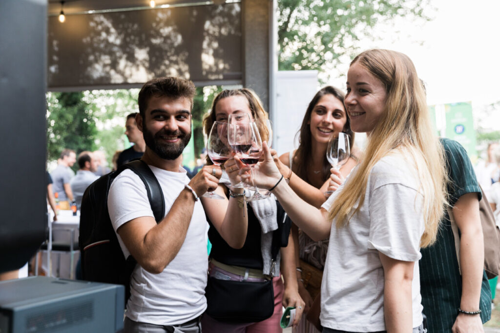Groupe d'amis qui dégustent un verre de vin des Crus Bourgeois lors de la fête de la musique organisée par Terre de vins à La Belle Epoque