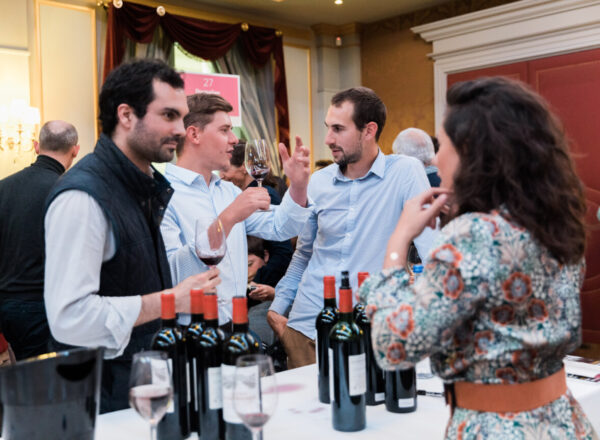 Un groupe déguste et converse sur un vin rouge de Bordeaux lors de la Grande Dégustation Primeurs de Terre de vins en 2022