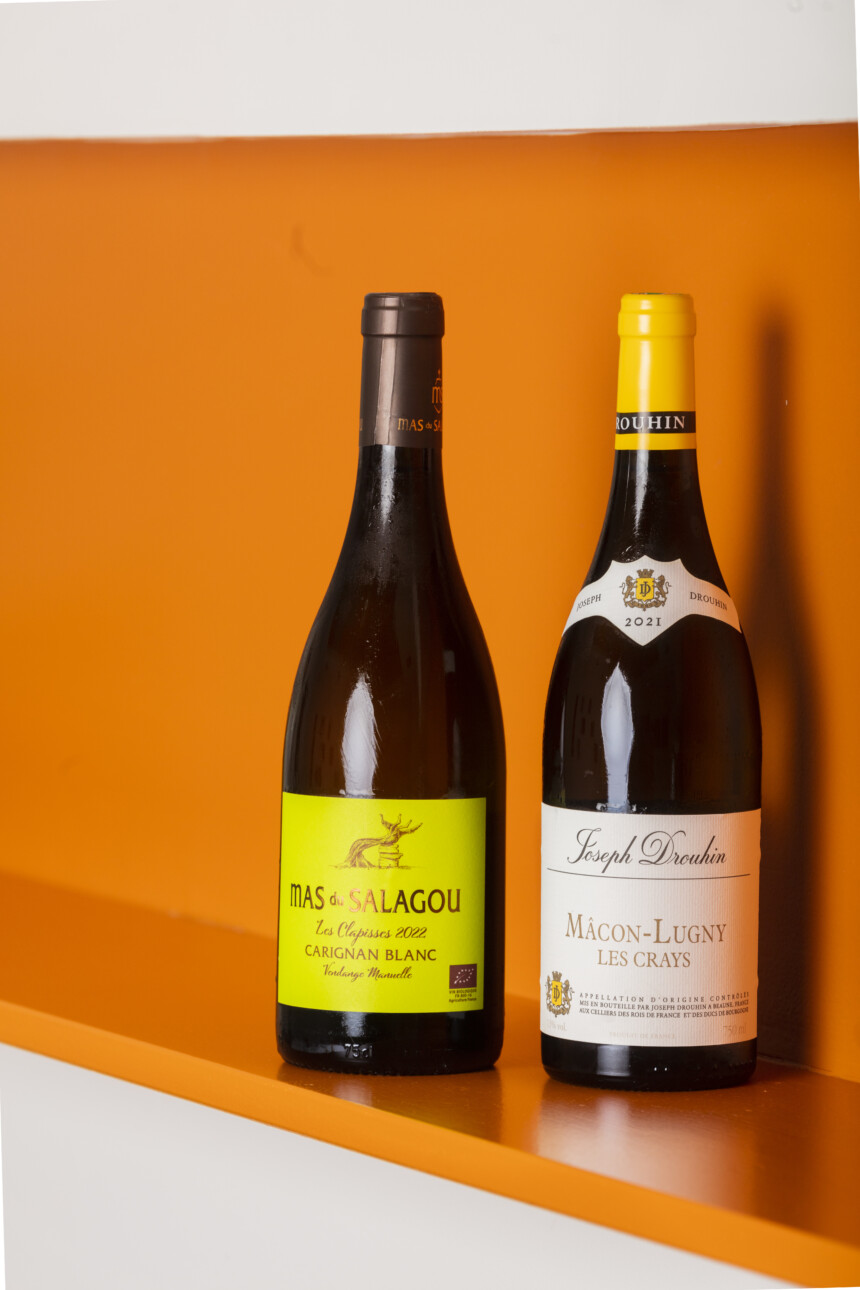 Bouteille « Les Crays du domaine Drouhin 2021 en AOC Macon-Lugny » à gauche et bouteille « Les Clapisses 2022 du mas du Salagou en IGP Côteaux du Salagou » à droite.