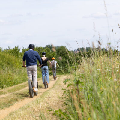 Randonneurs dans les vignes