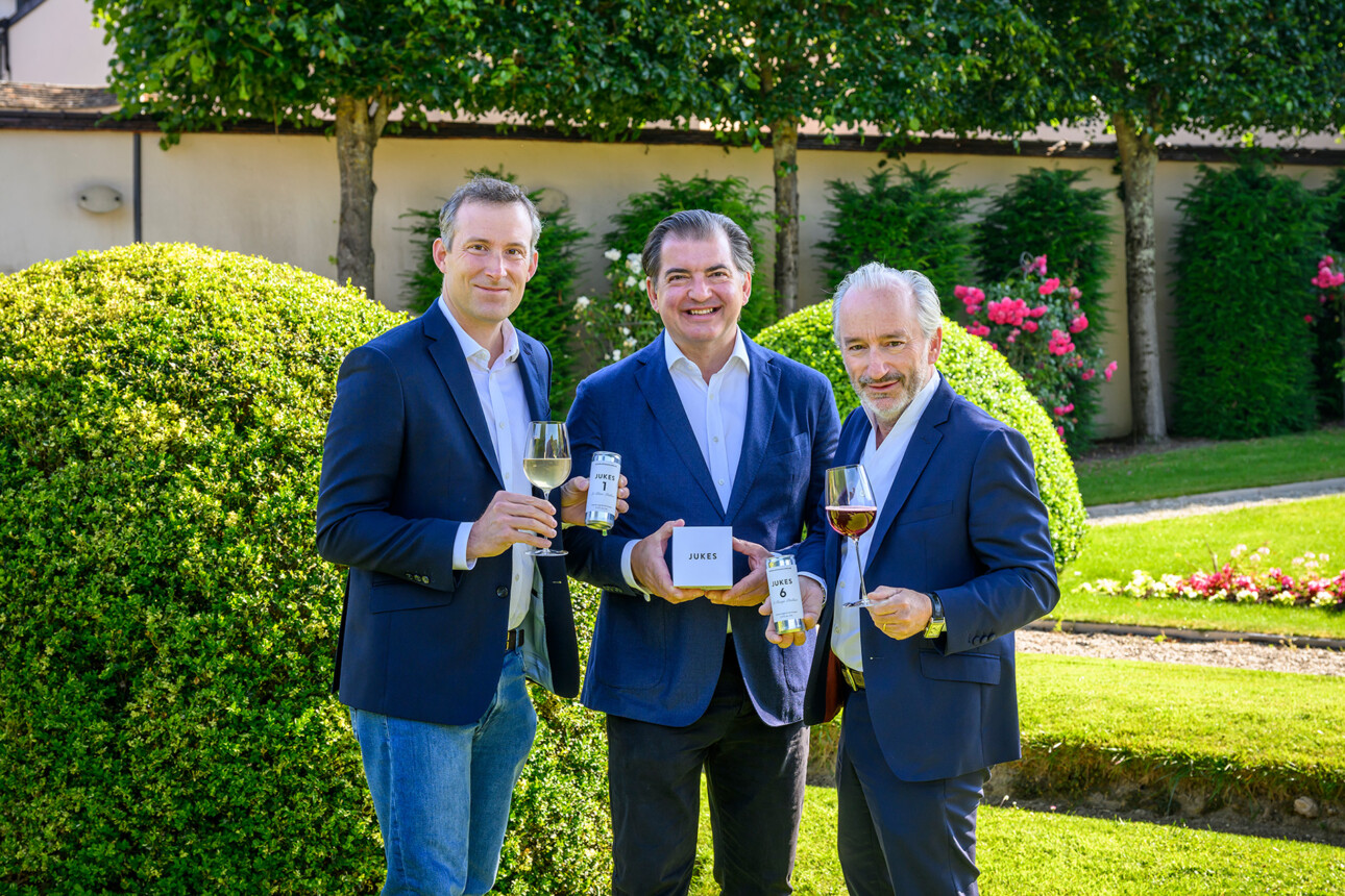Mathieu Roland-Billecart, Mathieu jukes et Alexandre Bader présentent leurs cuvées dans le jardin de la Maison de champagne Billecart-Salmon