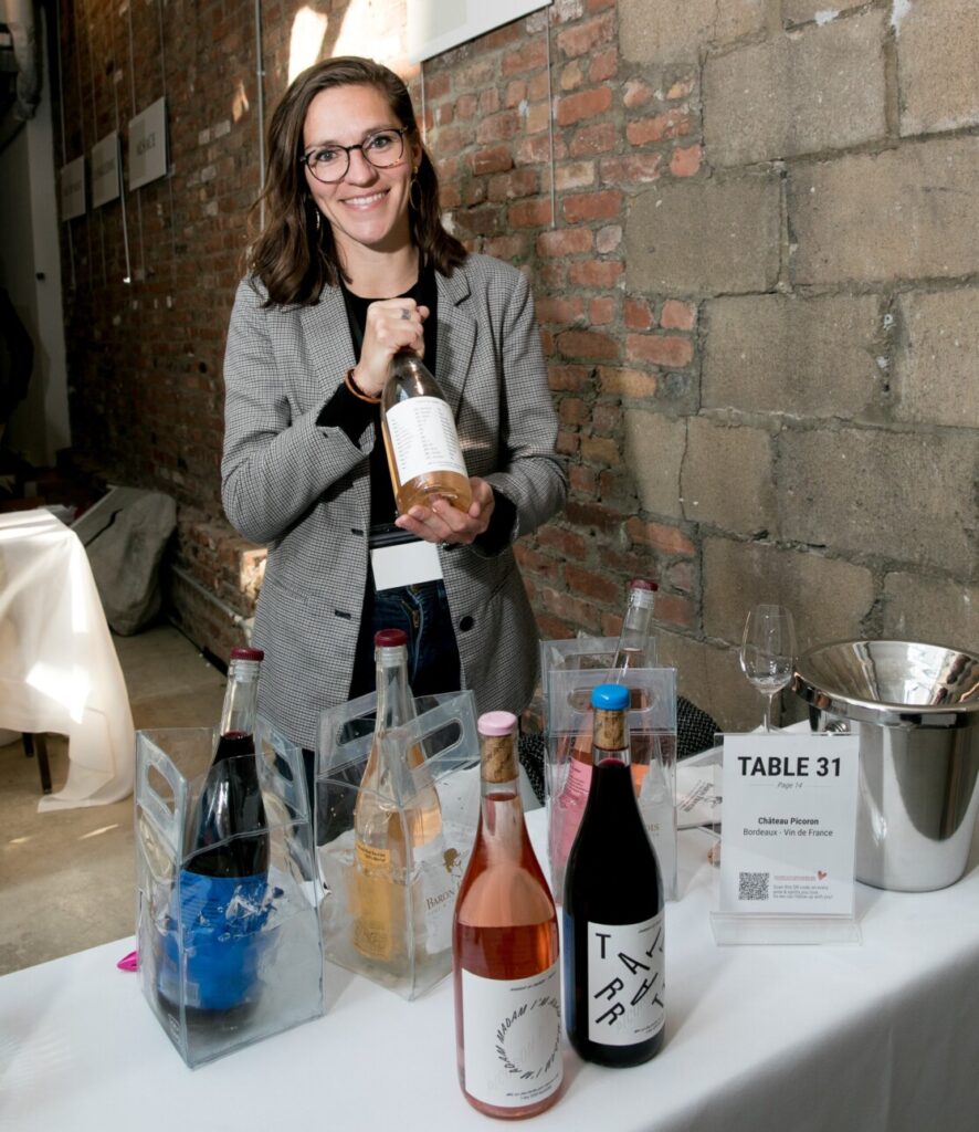L’œnologue Camille Lanyou sur un stand qui présente les vins du château