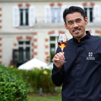 Le chef Sato se tient devant le restaurant du champagne G.H. Mumm, la Table des chefs