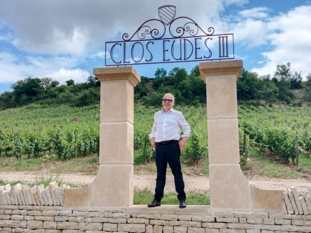 Philippe Chautard, propriétaire du Domaine Louis Picamelot devant l'entrée du Clos Eudes III