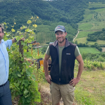 Lionel Osmin avec Romain Masse (à droite) dans la parcelle de Chenin du domaine