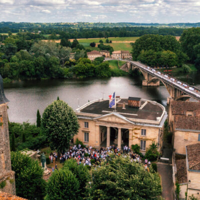Table sur le pont et mairie en 1er plan