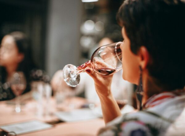 dame sent un verre de vin