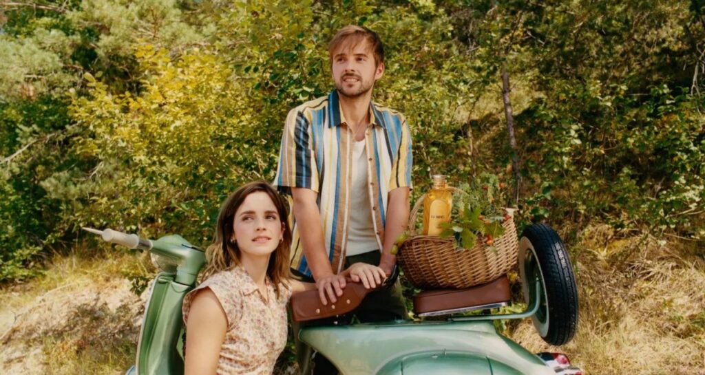 Emma et Alex Watson mobylette