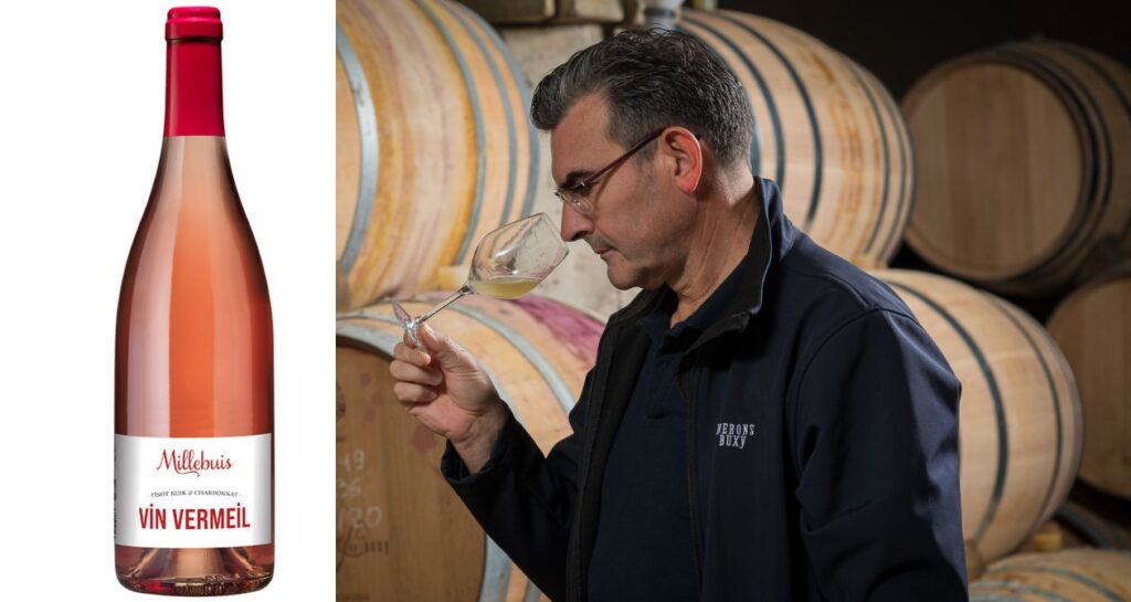 homme avec verre de vin et bouteille