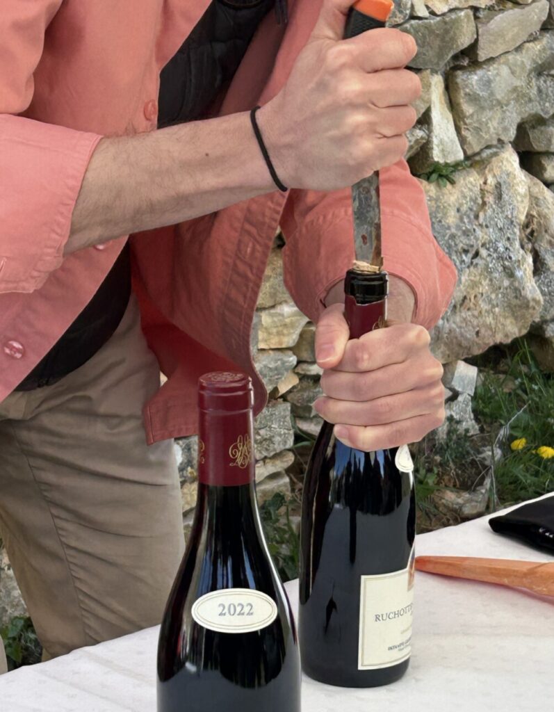 débouchage d'une bouteille de vin au couteau