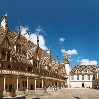 cour de l'hotel dieu hospices de beaune bourgogne