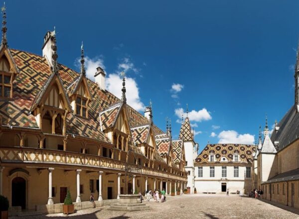 cour de l'hotel dieu hospices de beaune bourgogne