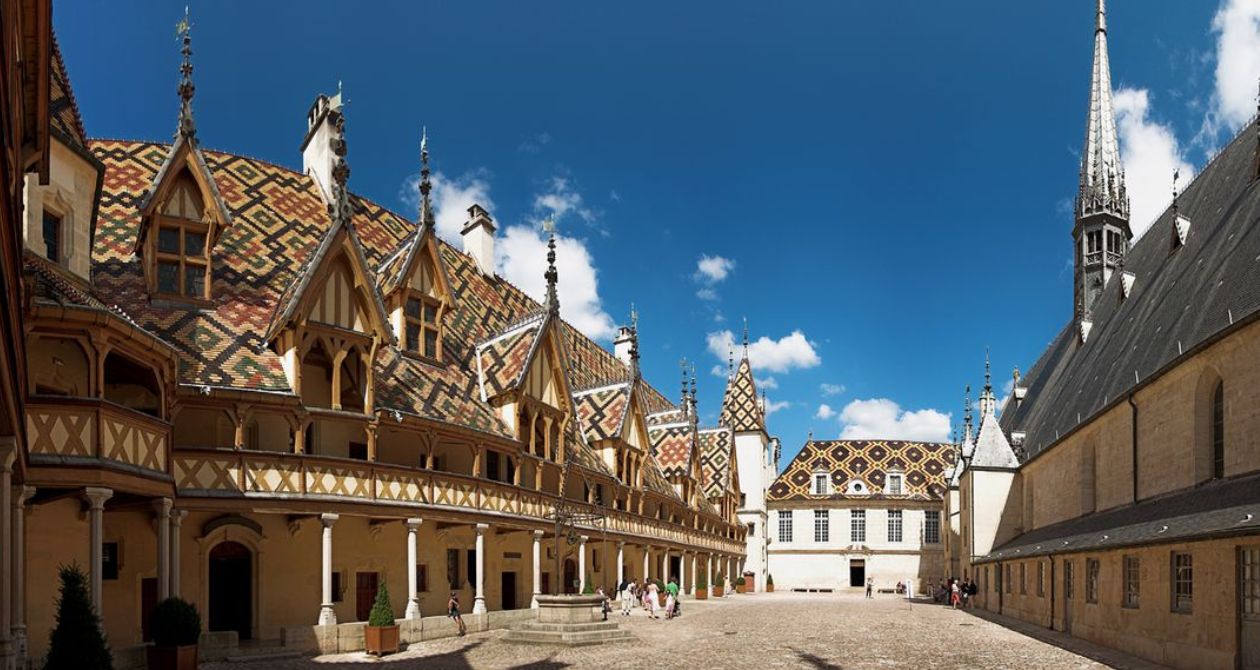 cour de l'hotel dieu hospices de beaune bourgogne