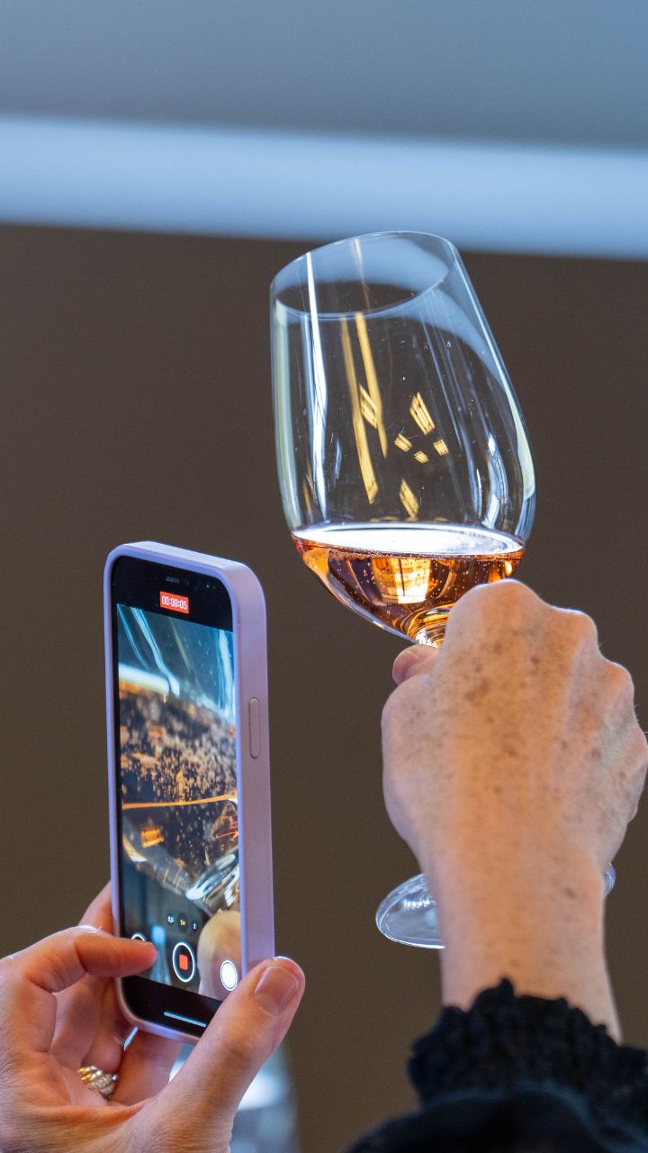 champagne dom pérignon rosé smartphone
