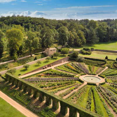 vue du jardin à la française château de la chaize