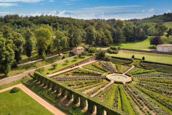 vue du jardin à la française château de la chaize