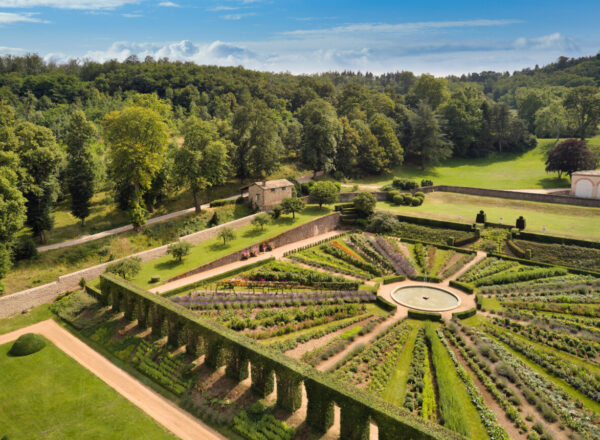 vue du jardin à la française château de la chaize