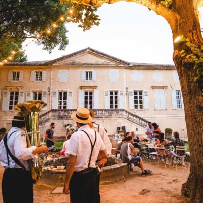 façade château fanfare soirée