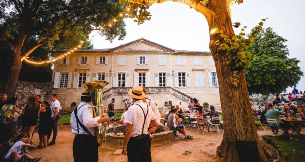 façade château fanfare soirée