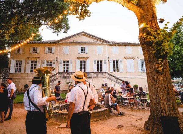 façade château fanfare soirée