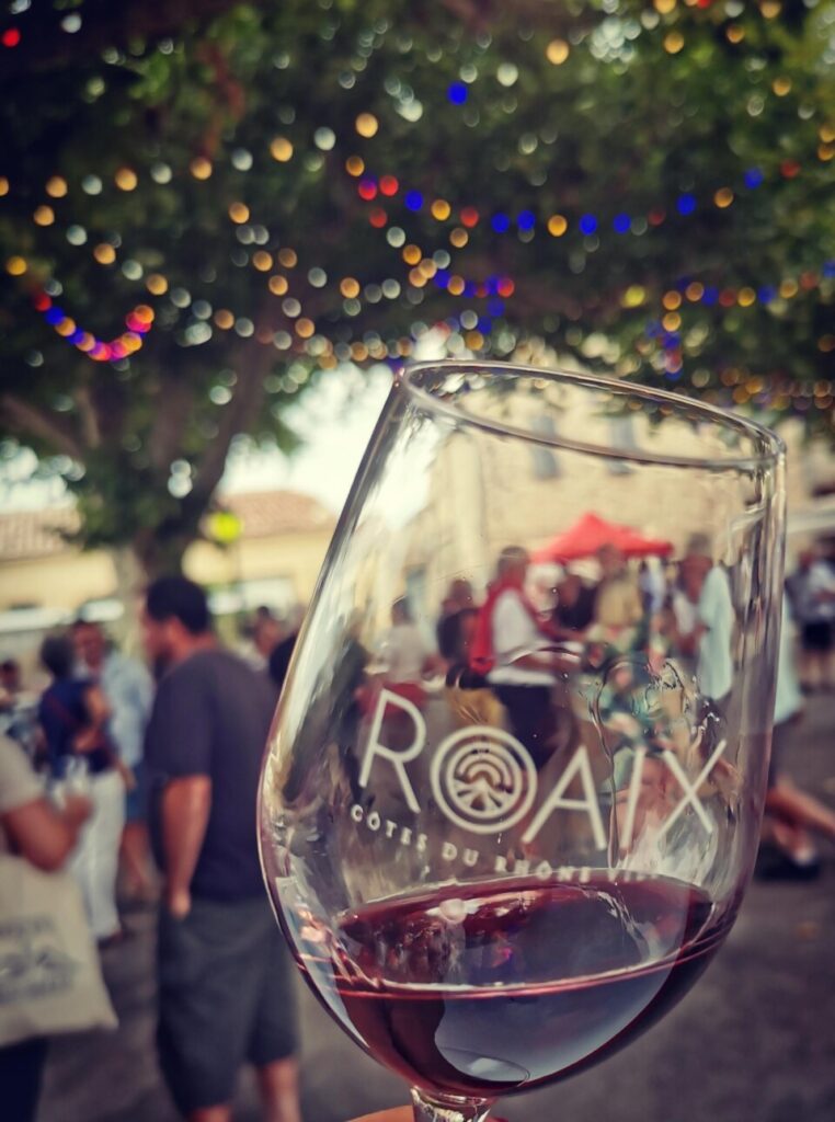 verre de vin rouge place de village 