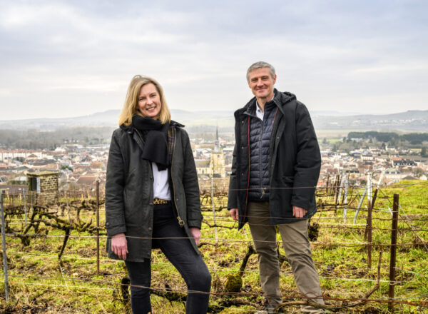 Caroline Latrive et Cédric Georget dans les vignes de la Maison Deutz