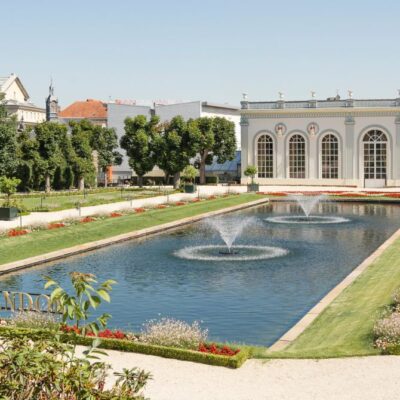 moet et chandon façade et plan d'eau