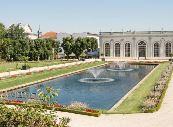 moet et chandon façade et plan d'eau