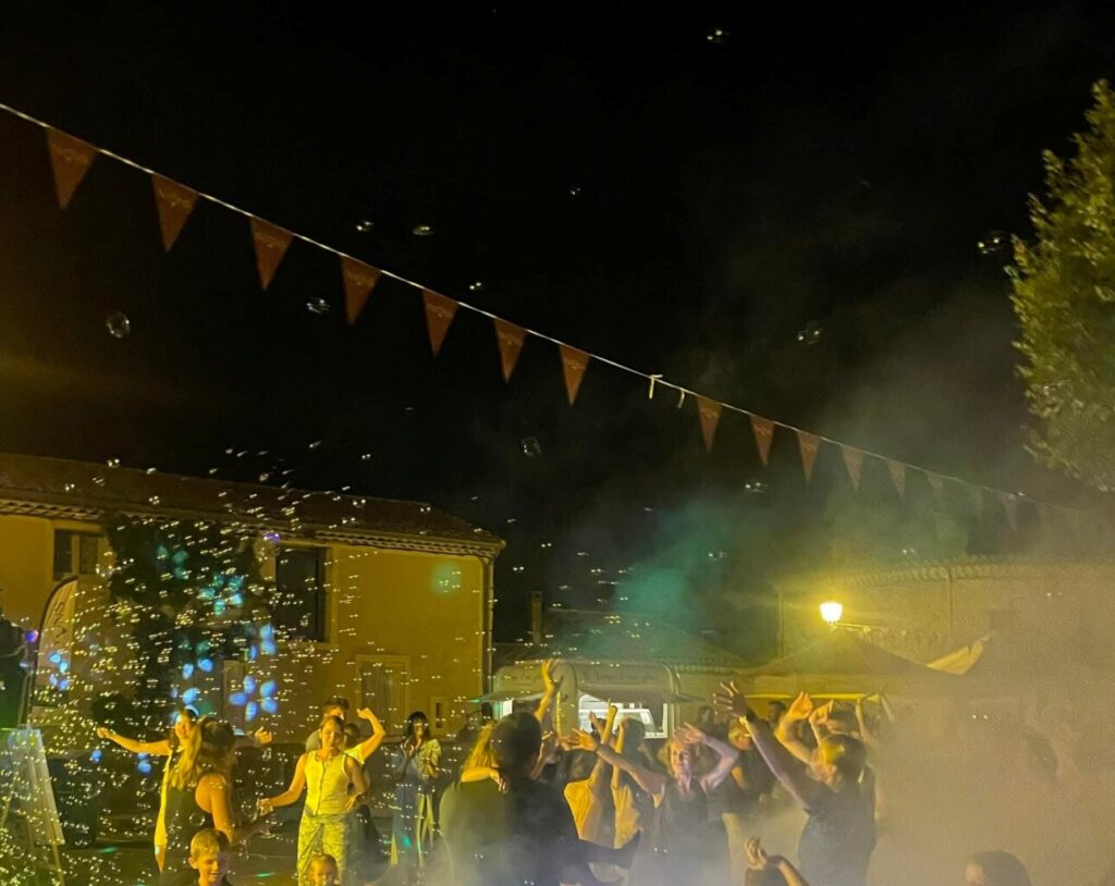 place de village nuit bal 