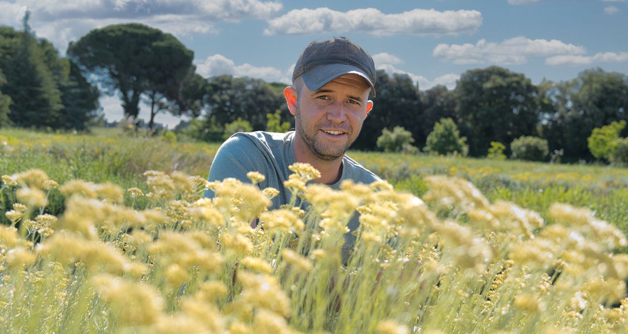 homme champ de fleurs