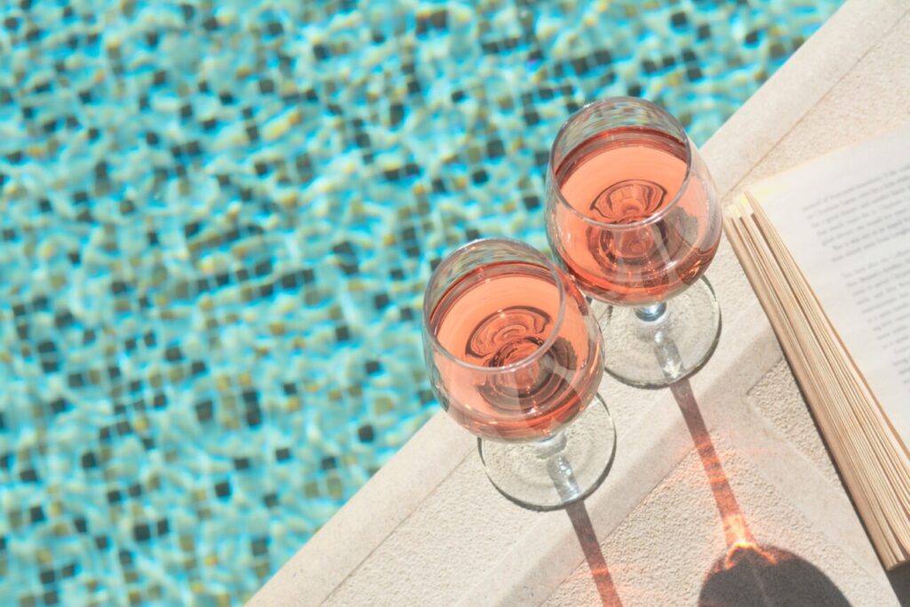 deux verres de rosé soleil piscine