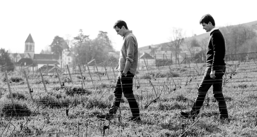 noir et blanc 2 hommes vignes champagne bonville odyssée