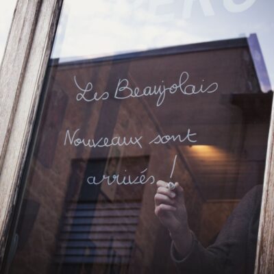 arrivée du beaujolais nouveau vitrine écriture