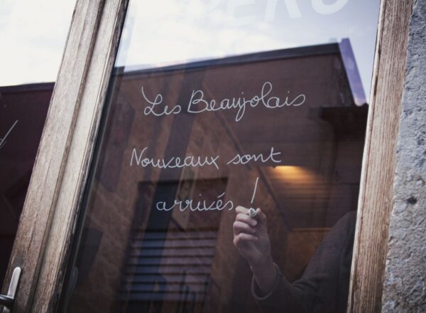 arrivée du beaujolais nouveau vitrine écriture