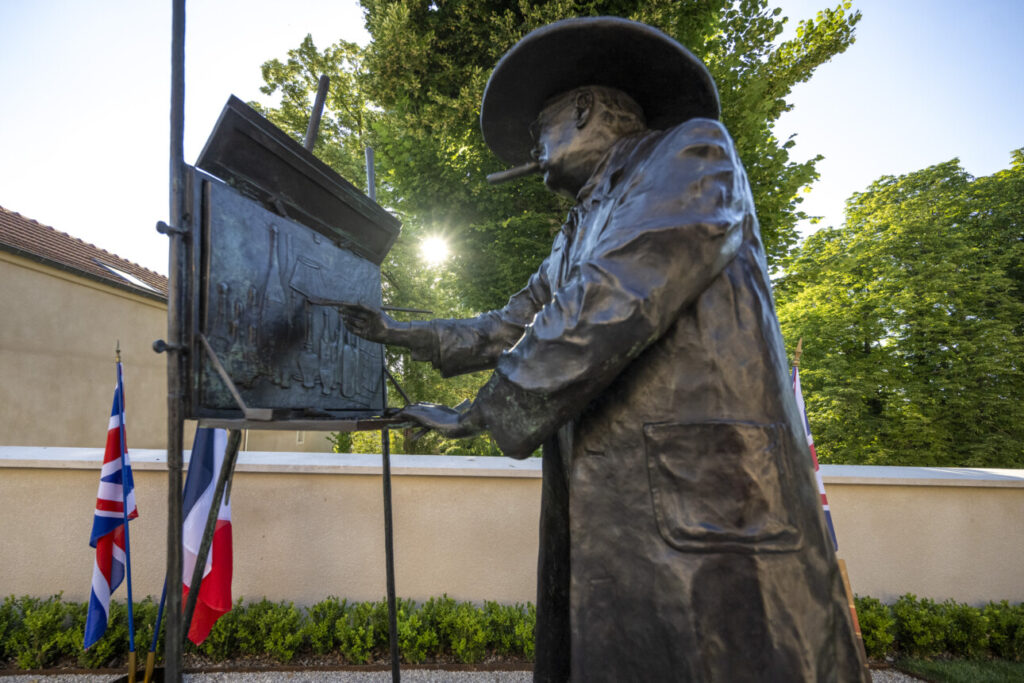Statue de Winston Churchill installée au coeur de la Maison Pol Roger