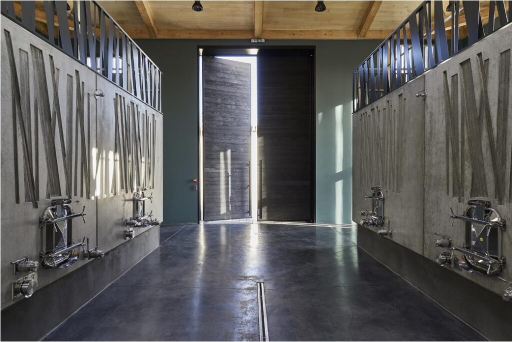 chai intérieur château fonroque bordeaux 