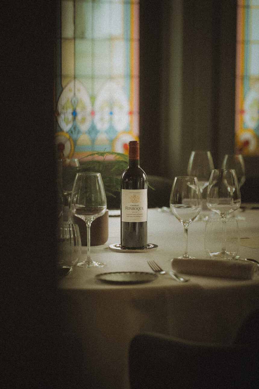 bouteille vin bordeaux château fonroque verre à pied table