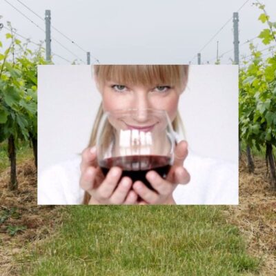 femme verre vin rouge vigne